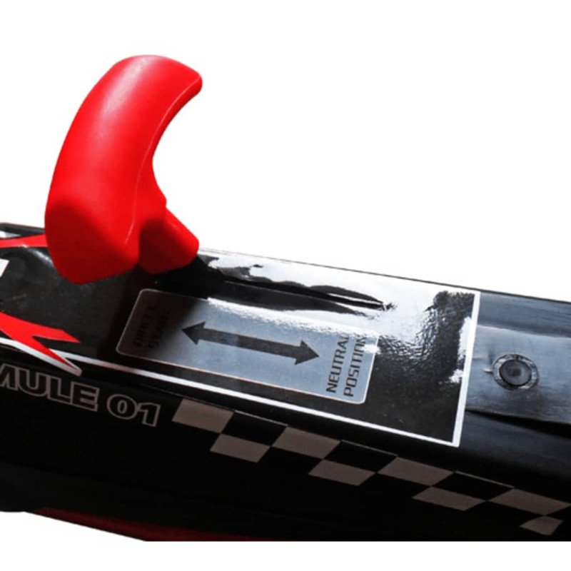 Červený pedálový go-kart s nastaviteľným sedadlom