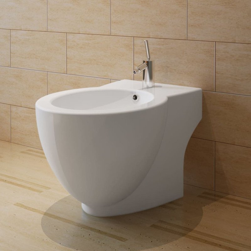 Biela keramická toaleta a bidet